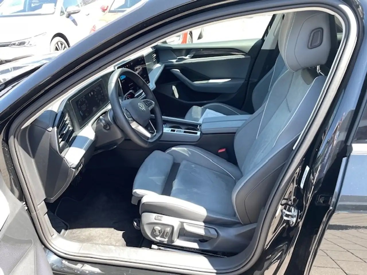 Volkswagen Passat Variant 1.5 eTSI Mildhybrid Navi 360°Kamera AHK digitales — Vehicle gallery 10