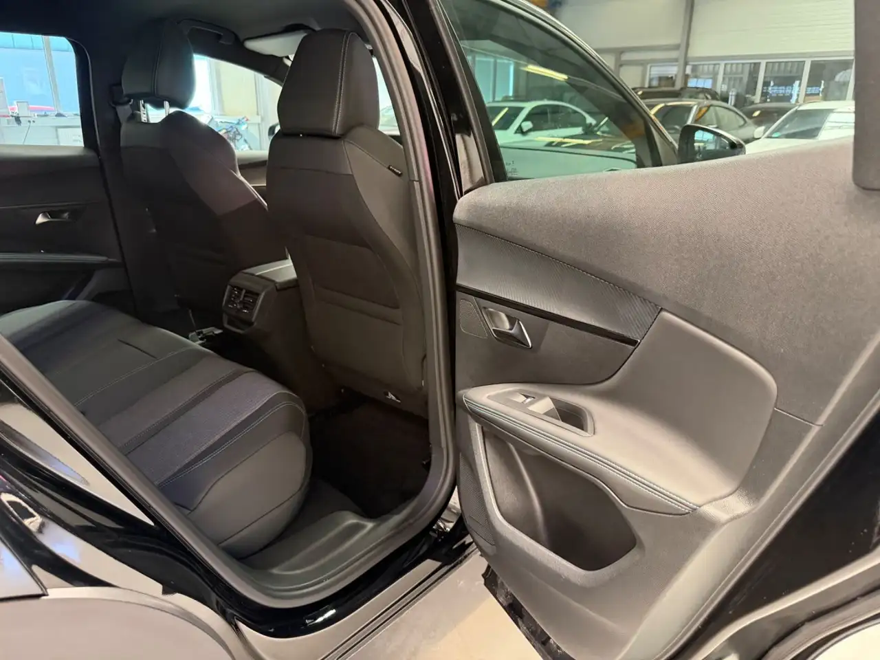 Peugeot 3008 1.6 PHEV ACC/LED/KAM/SPUR/TOT/KEY/19ALU — Galerie du véhicule 16