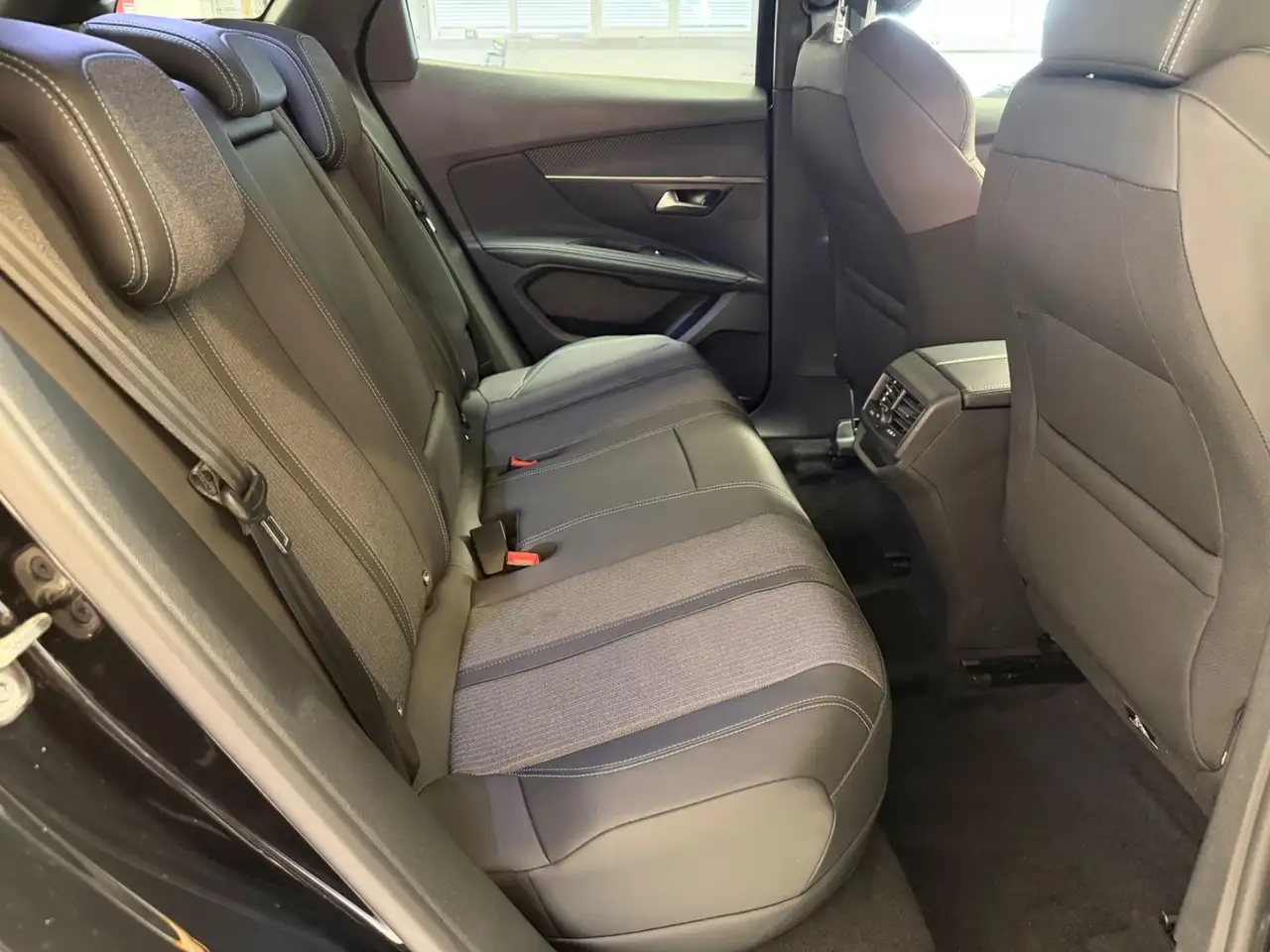 Peugeot 3008 1.6 PHEV ACC/LED/KAM/SPUR/TOT/KEY/19ALU — Galerie du véhicule 17