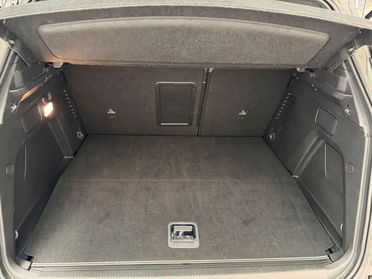 Peugeot 3008 1.6 PHEV ACC/LED/KAM/SPUR/TOT/KEY/19ALU — Galerie du véhicule 15