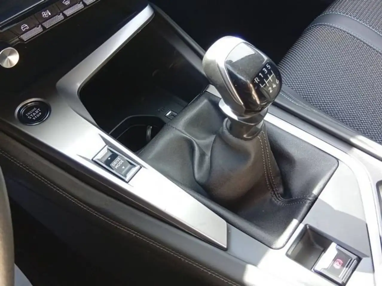 Peugeot 308 1.2 PureTech S&S Allure 130 — معرض صور السيارة 15