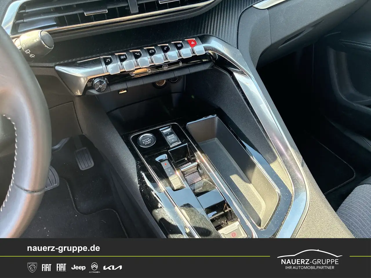 Peugeot 3008 Hybrid 136 Allure Pack — Vehicle gallery 14