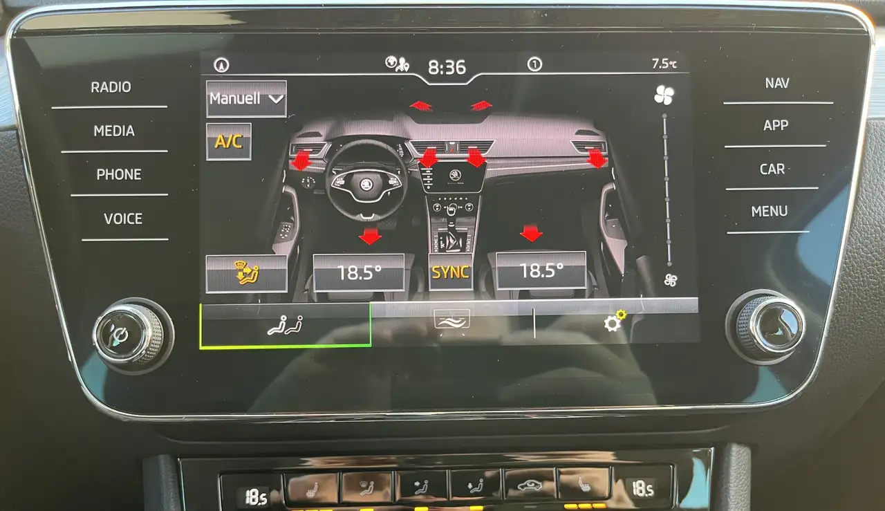 Skoda Superb Combi 1.5 TSI DSG Ambition AHK Navi SHZ ACC LED PD — Galería del vehículo 24