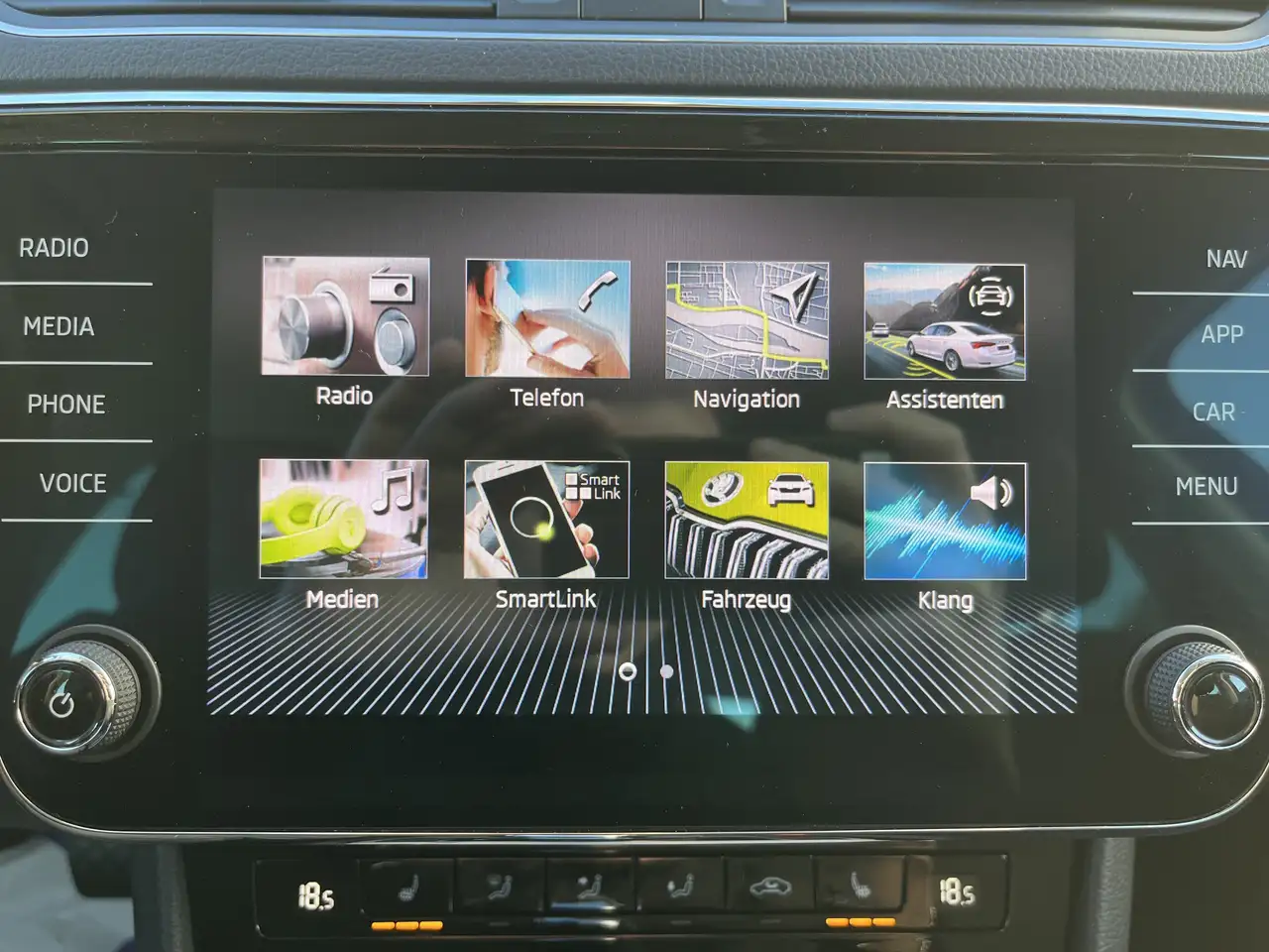Skoda Superb Combi 1.5 TSI DSG Ambition AHK Navi SHZ ACC LED PD — Galería del vehículo 19