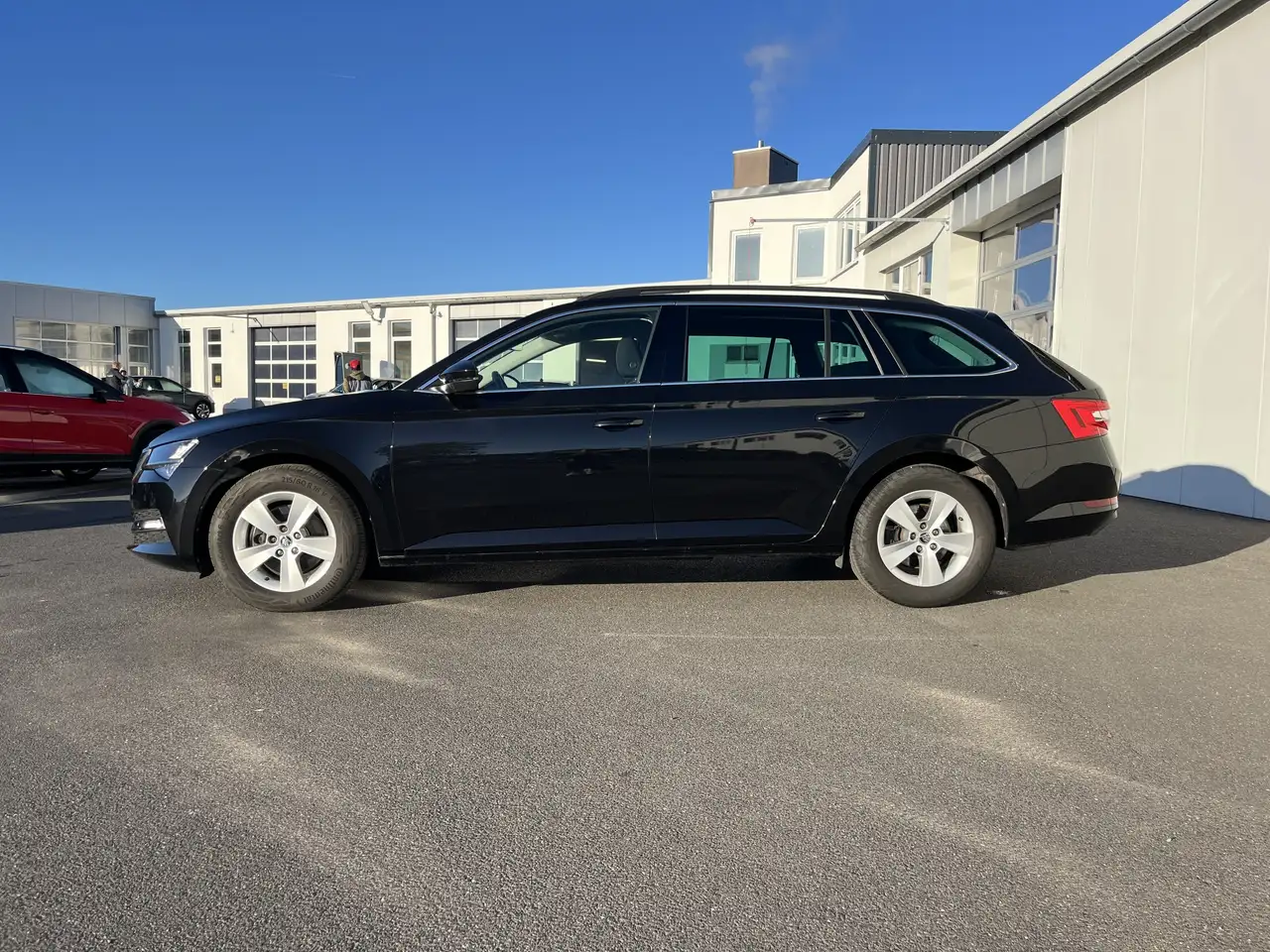 Skoda Superb Combi 1.5 TSI DSG Ambition AHK Navi SHZ ACC LED PD — Galería del vehículo 2