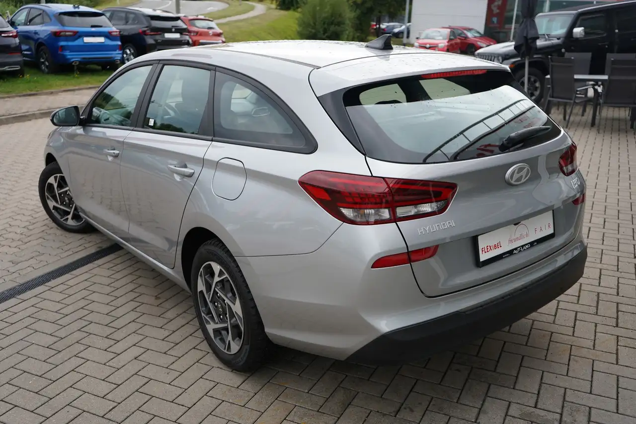 Hyundai i30 Kombi 1.0 T-GDI LED Navi Kamera — Vehicle gallery 4