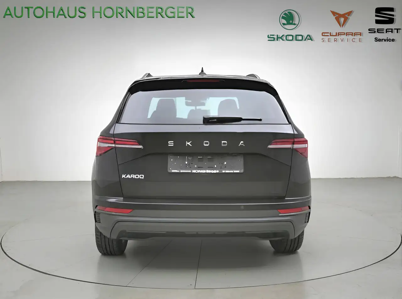 Skoda Karoq Style 1.5TSI 150PS Navi Kamera Fahrprofilauswahl LED KESSY FULL PDC vorn und hinten 17" Alufelgen Lederlenkrad beheizbar — معرض صور السيارة 4