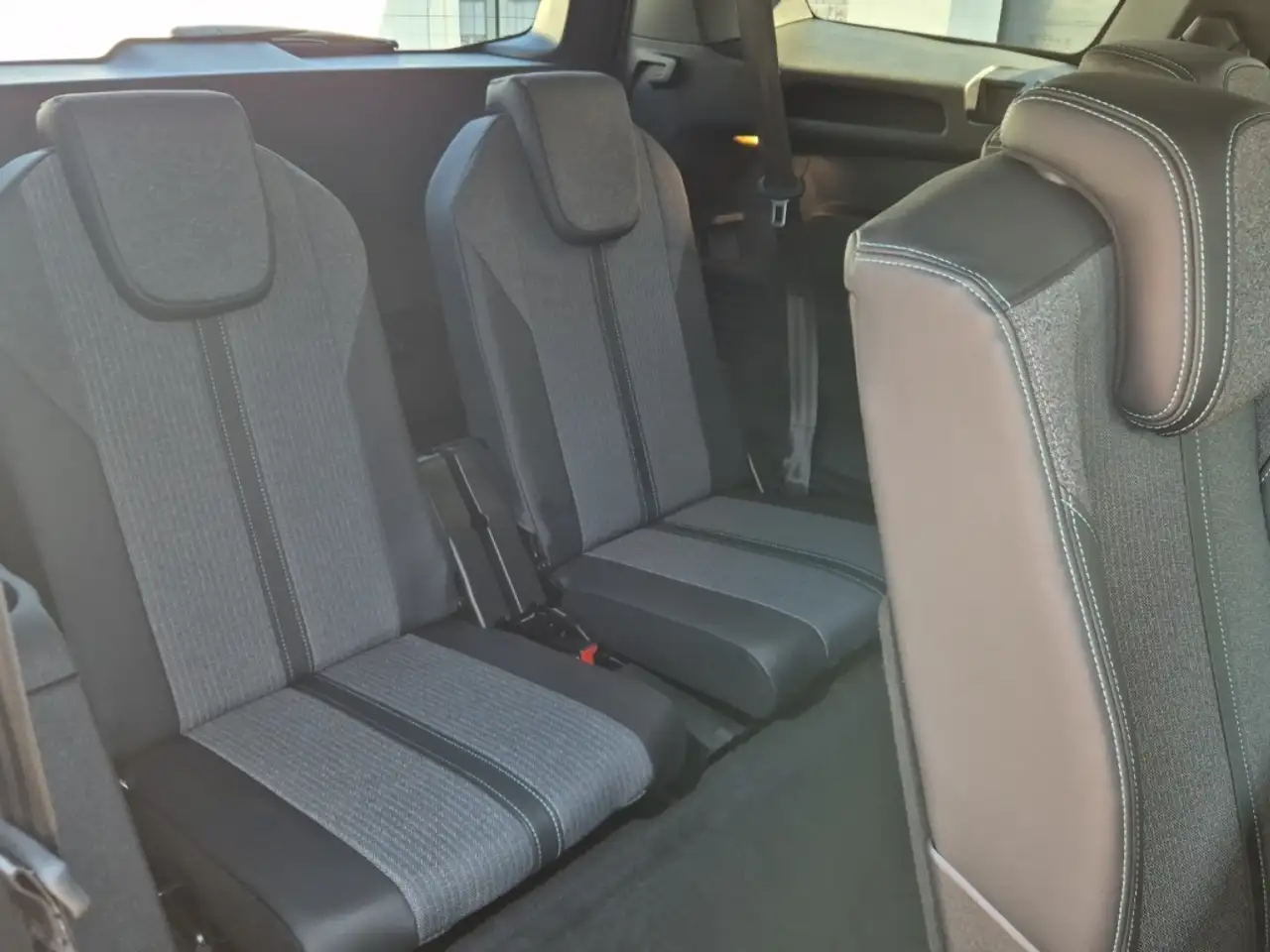 Peugeot 5008 Allure Pack PT130 7-Sitzer LED ACC Navi Digitales — Vehicle gallery 21