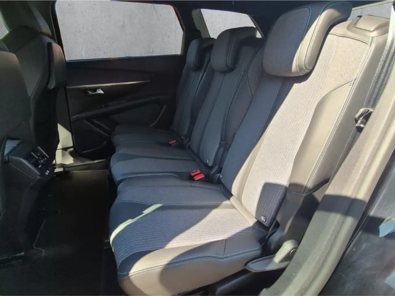 Peugeot 5008 Allure Pack PT130 7-Sitzer LED ACC Navi Digitales — Vehicle gallery 8