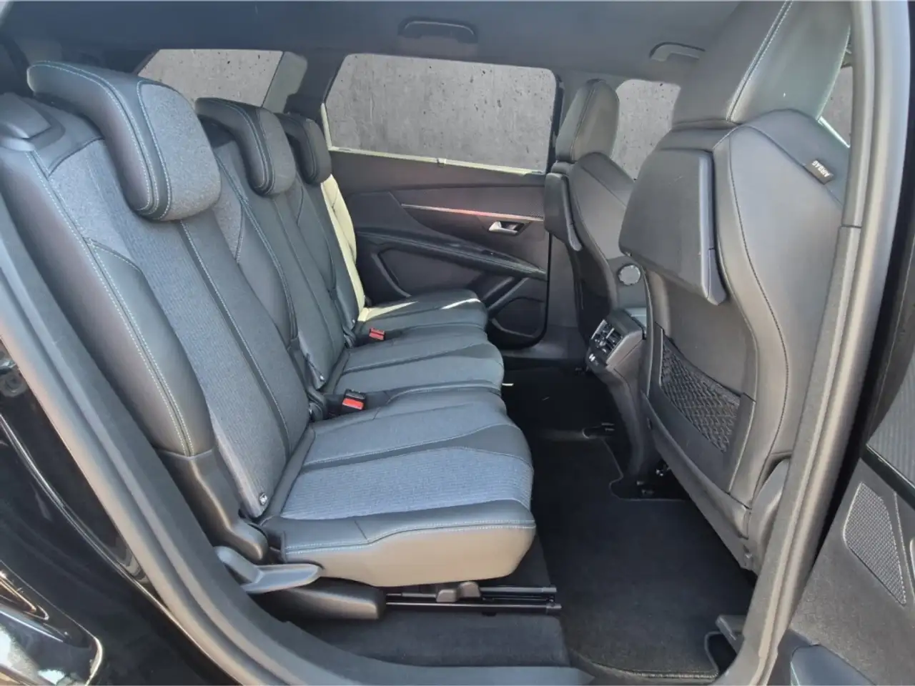 Peugeot 5008 Allure Pack PT130 7-Sitzer LED ACC Navi Digitales — Vehicle gallery 14