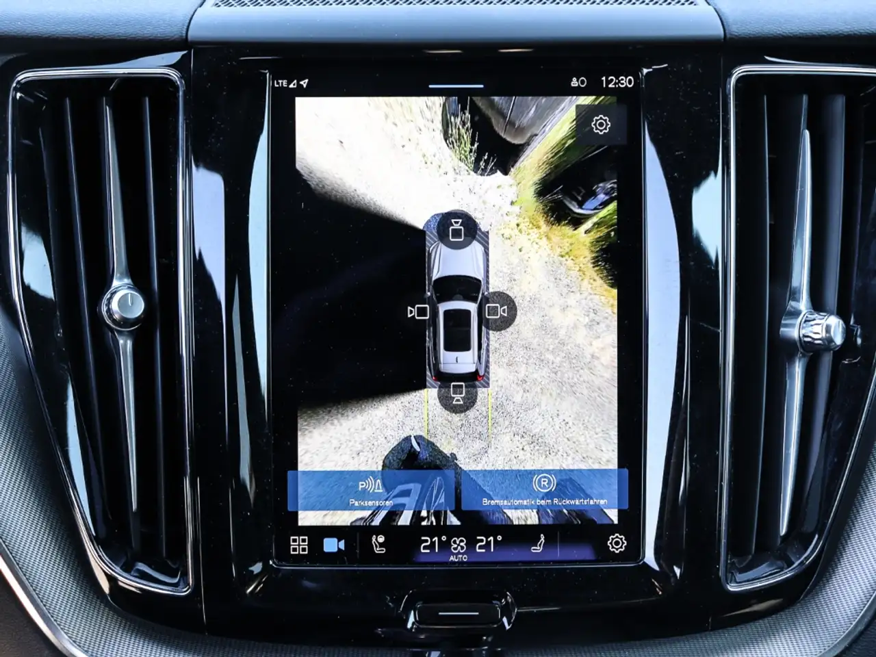 Volvo XC60 Plus Dark Recharge Plug-In Hybrid AWD T8 Twin Engi — Galerie du véhicule 9