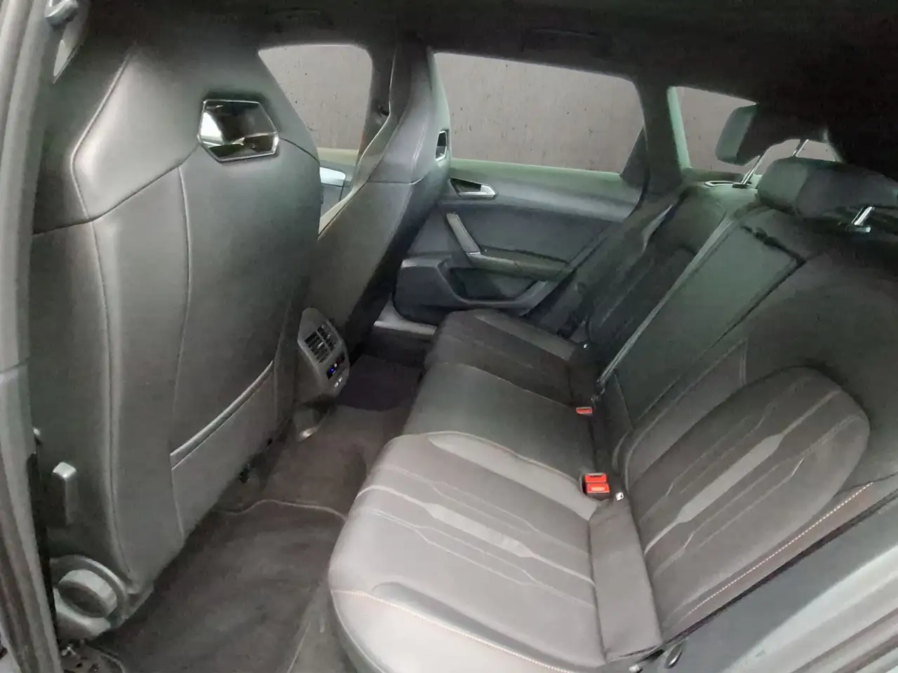 CUPRA Leon Sportstourer VZ 2.0 TSI elekt. Heckklappe E — معرض صور السيارة 13