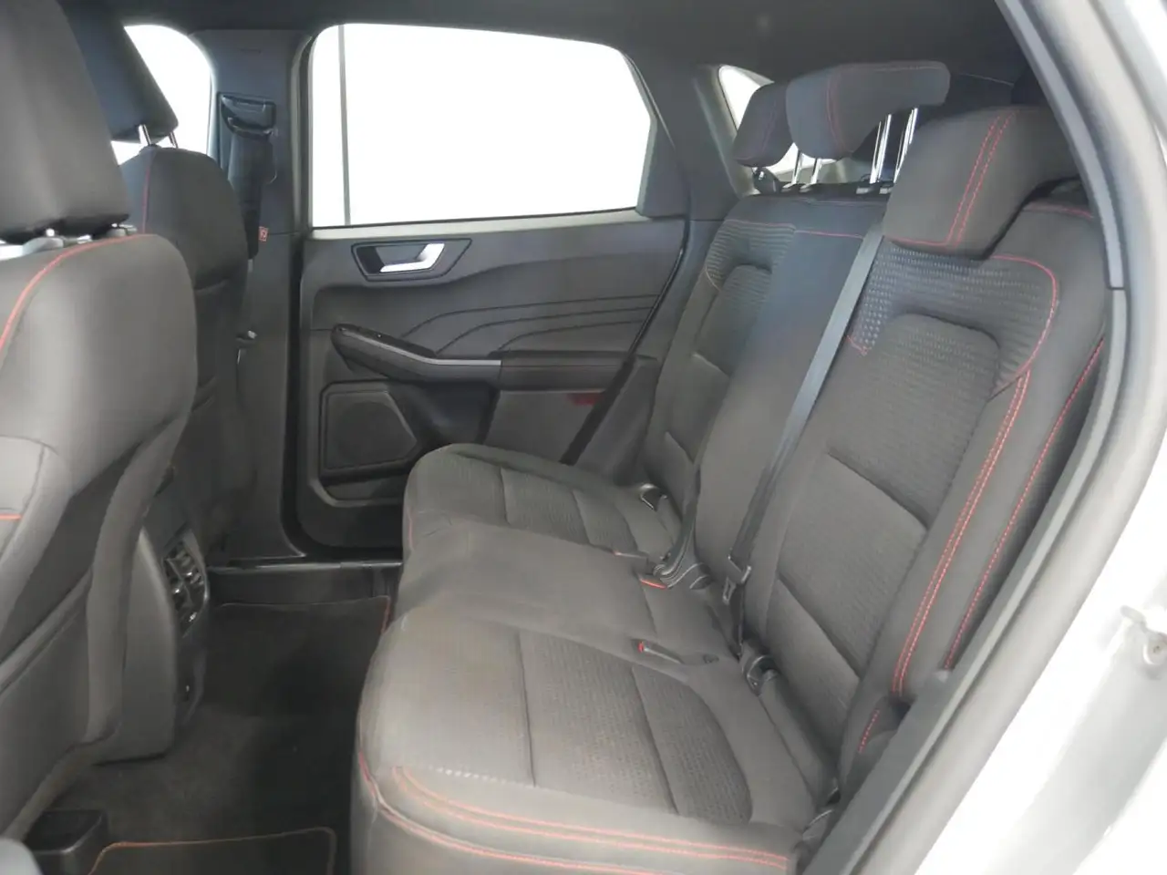 Ford Kuga ST-Line 2.5 Duratec PHEV 165kW Auto — معرض صور السيارة 21