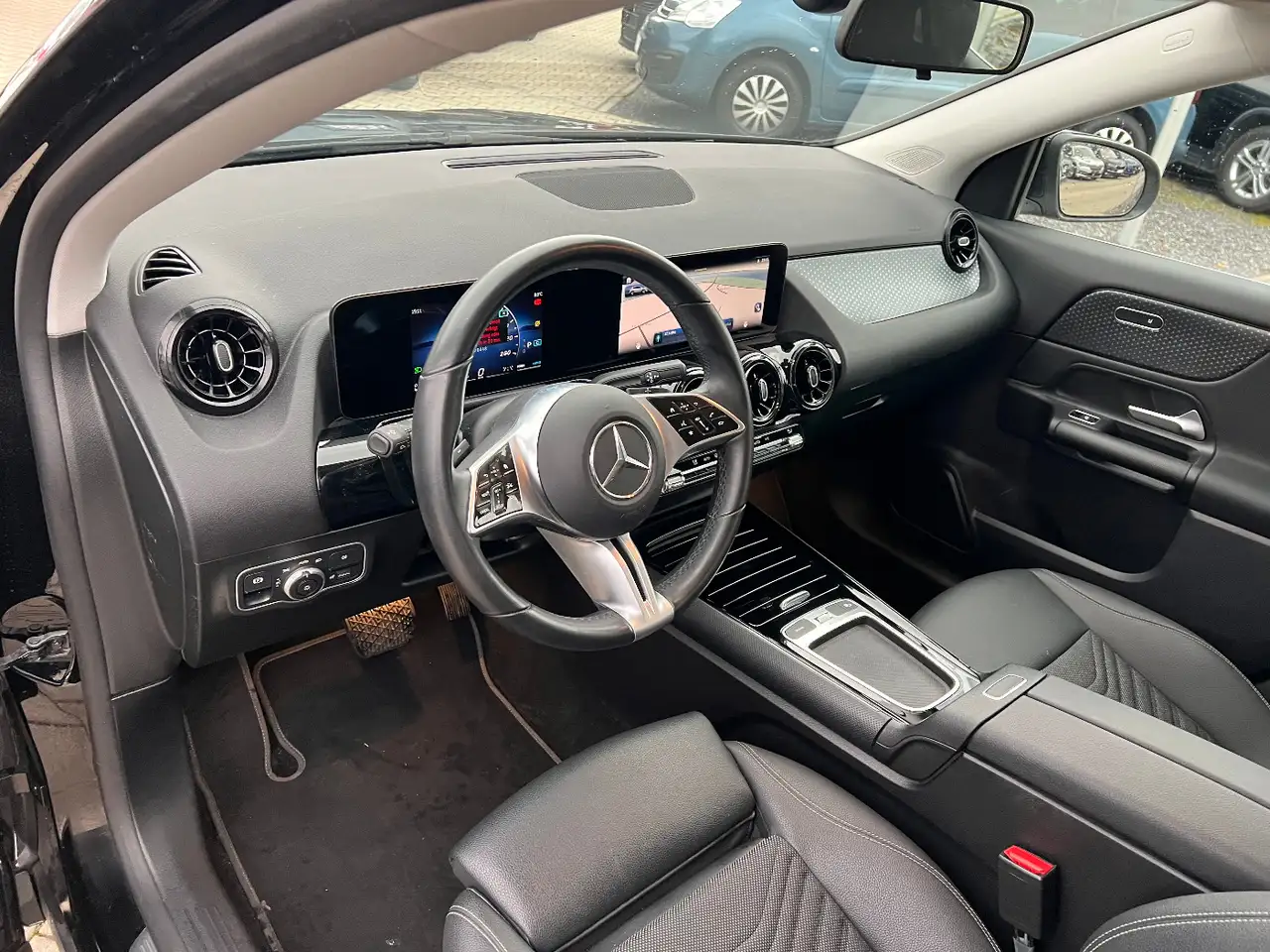 Mercedes-Benz GLA 180 *LED Navi Kamera Sitzh. DAB Leder* — Galería del vehículo 9