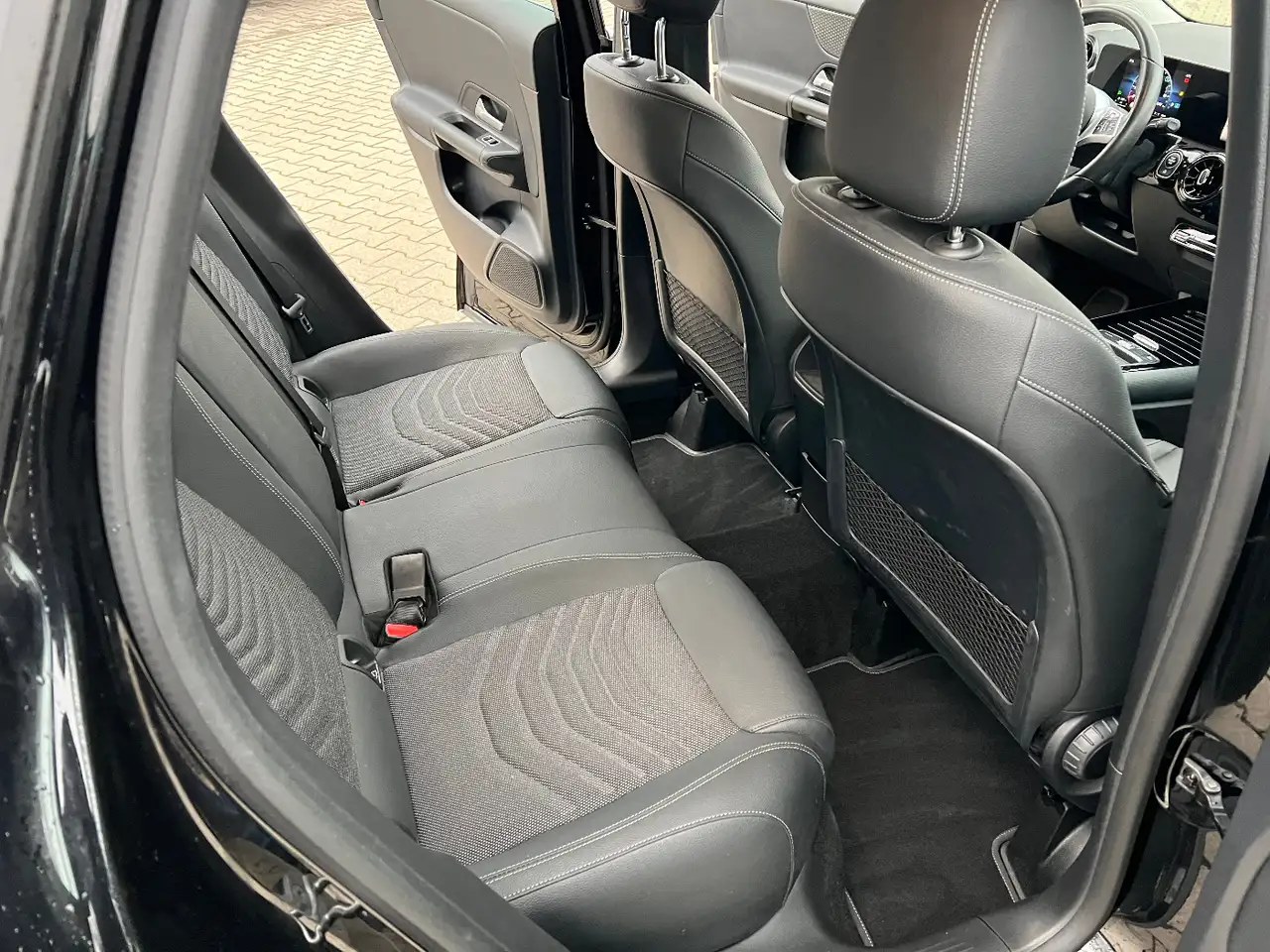 Mercedes-Benz GLA 180 *LED Navi Kamera Sitzh. DAB Leder* — Galería del vehículo 15