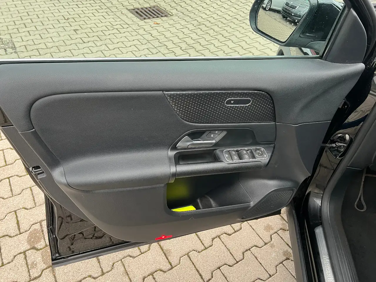 Mercedes-Benz GLA 180 *LED Navi Kamera Sitzh. DAB Leder* — Galería del vehículo 10