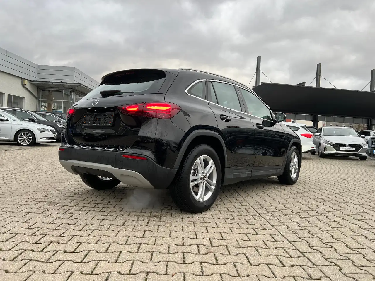 Mercedes-Benz GLA 180 *LED Navi Kamera Sitzh. DAB Leder* — Galería del vehículo 4
