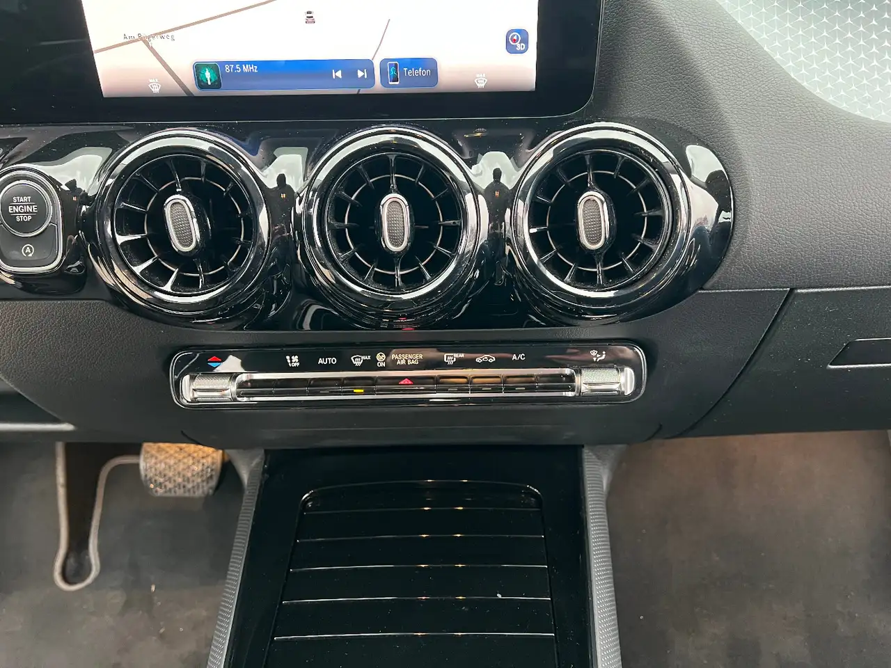 Mercedes-Benz GLA 180 *LED Navi Kamera Sitzh. DAB Leder* — Galería del vehículo 23