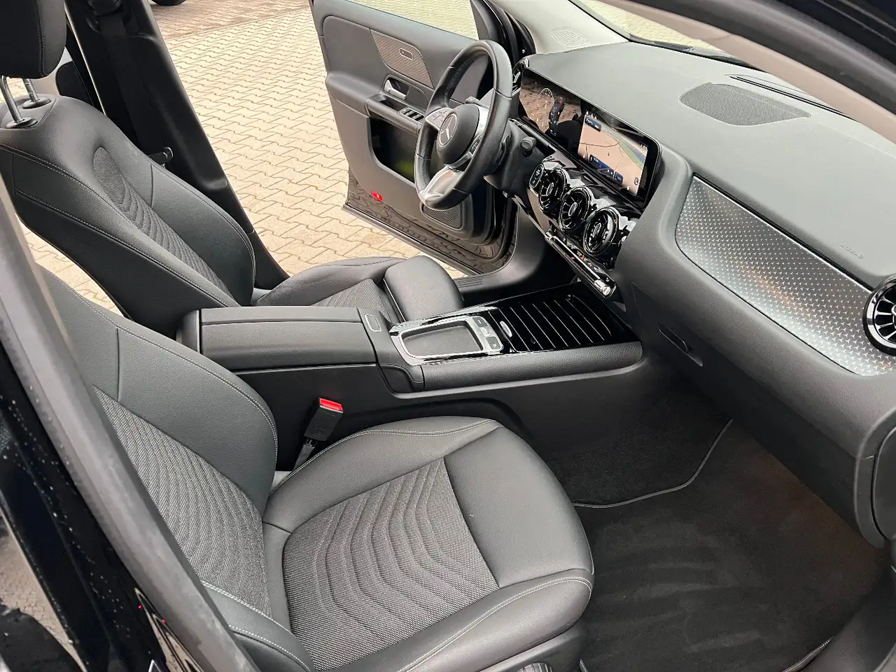Mercedes-Benz GLA 180 *LED Navi Kamera Sitzh. DAB Leder* — Galería del vehículo 20