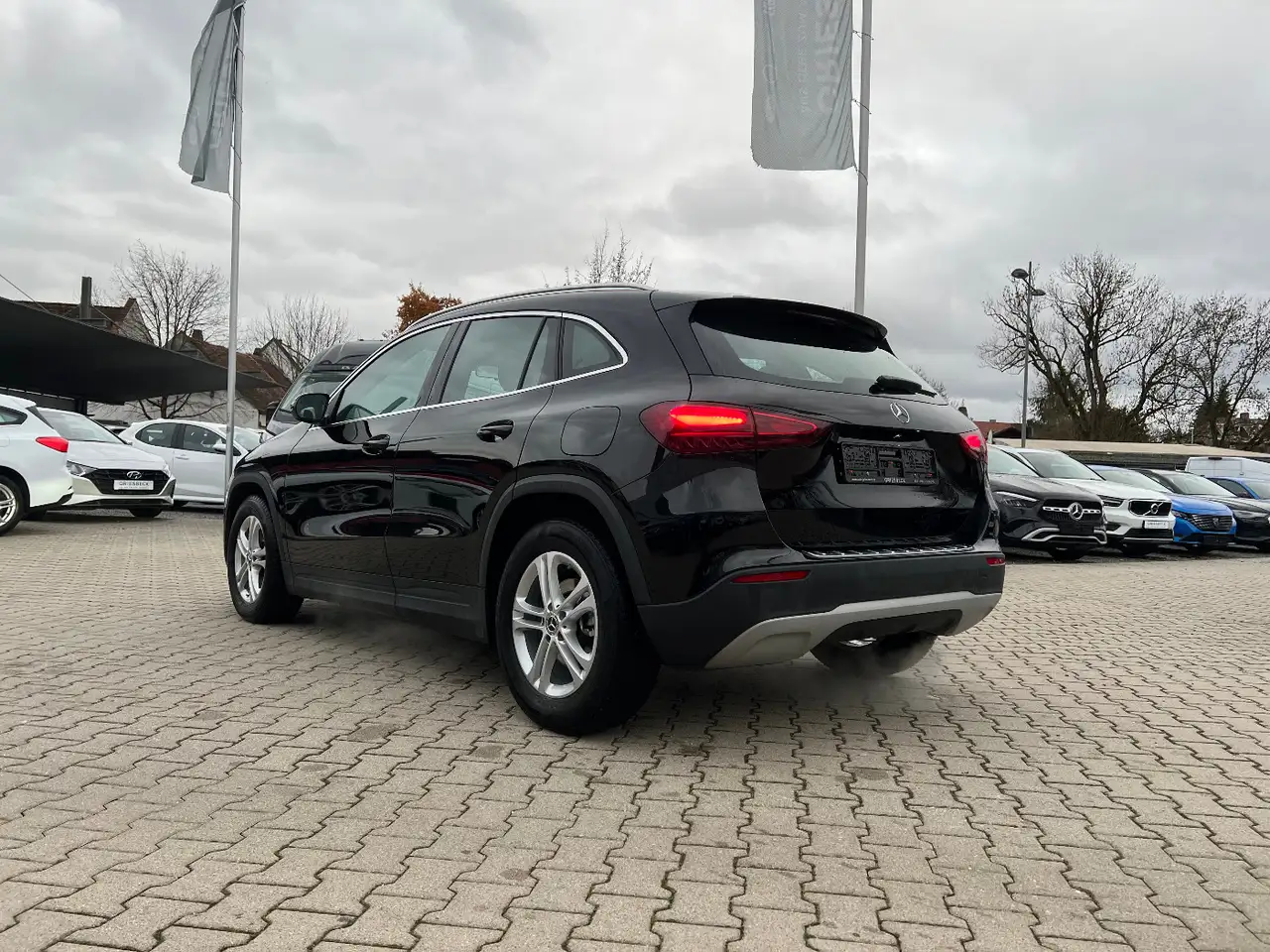 Mercedes-Benz GLA 180 *LED Navi Kamera Sitzh. DAB Leder* — Galería del vehículo 2