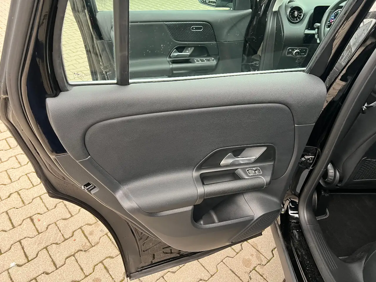 Mercedes-Benz GLA 180 *LED Navi Kamera Sitzh. DAB Leder* — Galería del vehículo 11