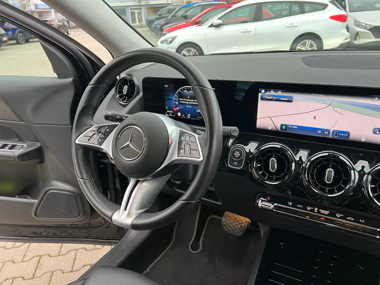 Mercedes-Benz GLA 180 *LED Navi Kamera Sitzh. DAB Leder* — Galería del vehículo 25