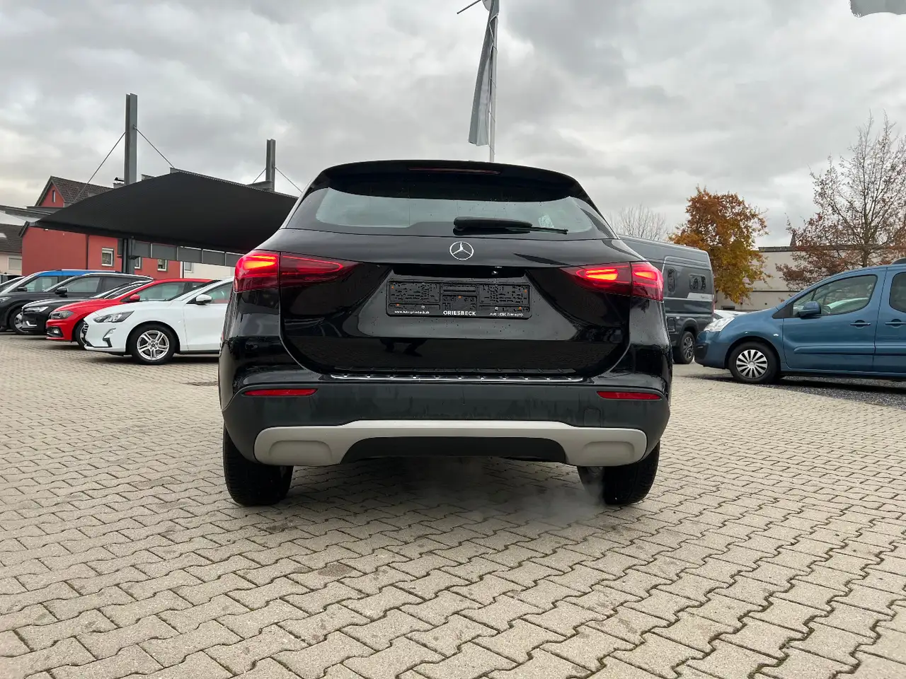 Mercedes-Benz GLA 180 *LED Navi Kamera Sitzh. DAB Leder* — Galería del vehículo 3