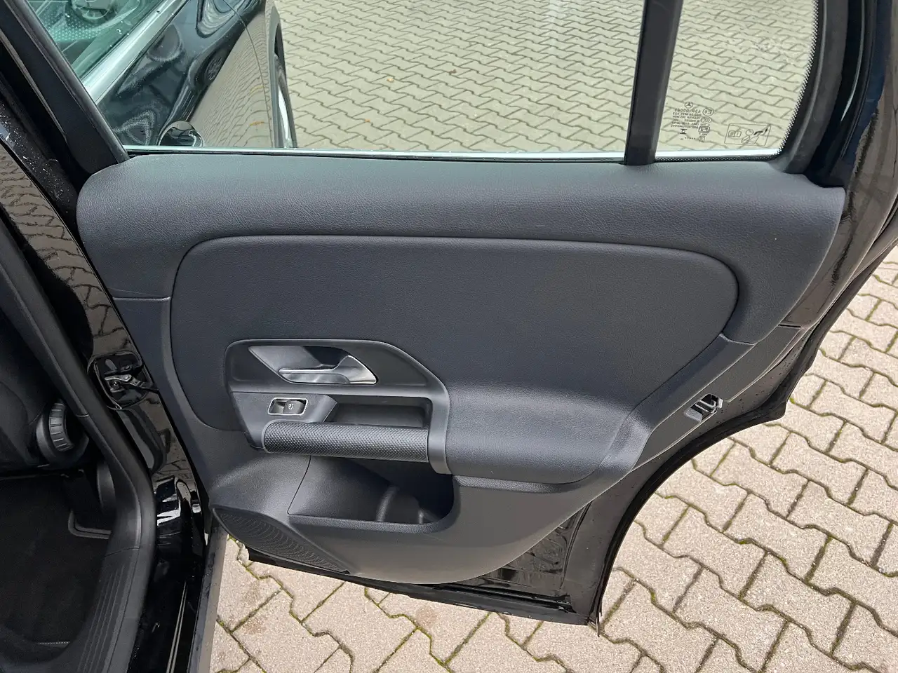 Mercedes-Benz GLA 180 *LED Navi Kamera Sitzh. DAB Leder* — Galería del vehículo 14