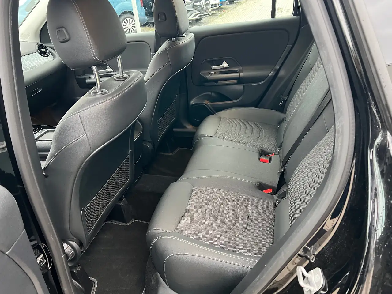 Mercedes-Benz GLA 180 *LED Navi Kamera Sitzh. DAB Leder* — Galería del vehículo 12