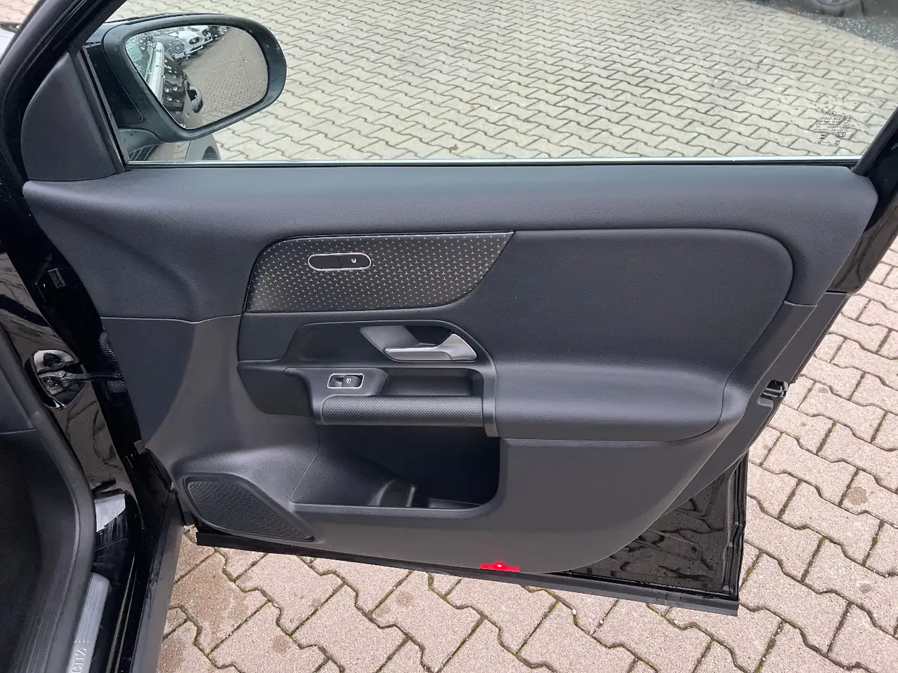 Mercedes-Benz GLA 180 *LED Navi Kamera Sitzh. DAB Leder* — Galería del vehículo 19