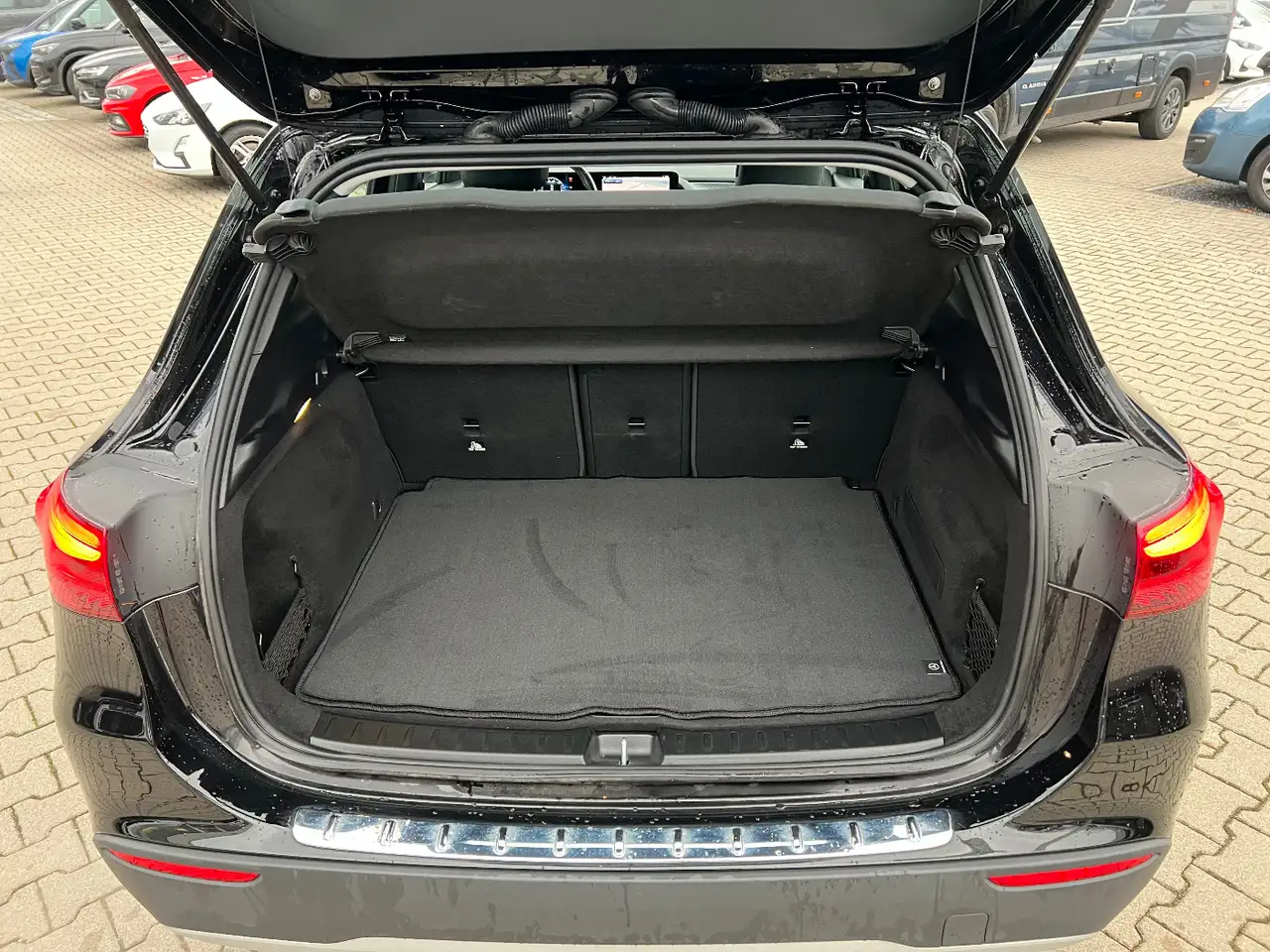 Mercedes-Benz GLA 180 *LED Navi Kamera Sitzh. DAB Leder* — Galería del vehículo 7
