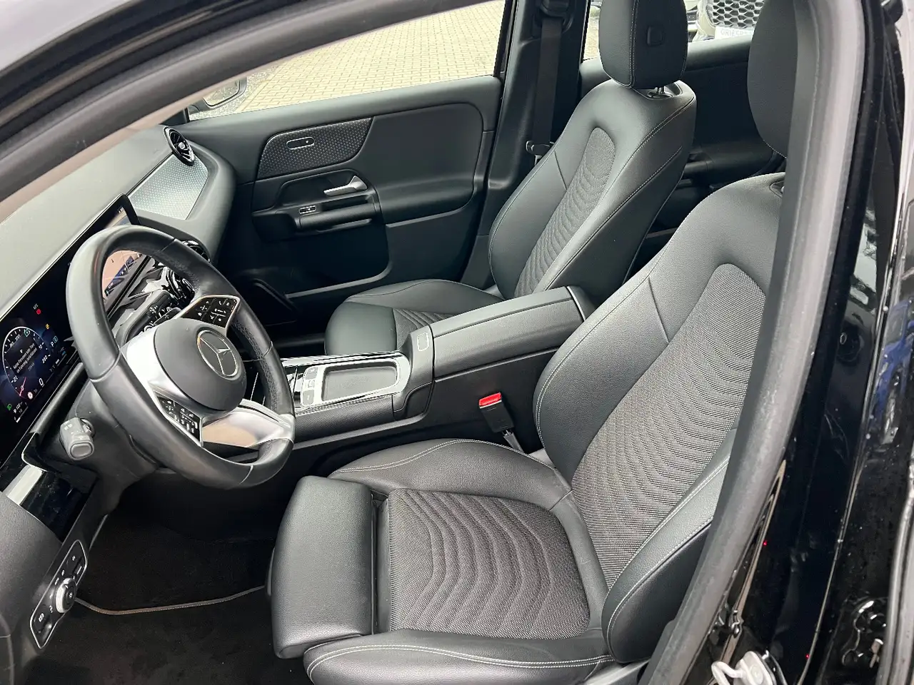 Mercedes-Benz GLA 180 *LED Navi Kamera Sitzh. DAB Leder* — Galería del vehículo 8