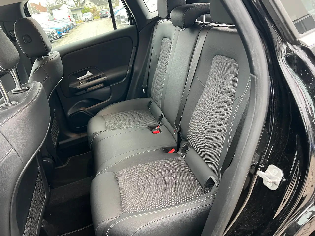 Mercedes-Benz GLA 180 *LED Navi Kamera Sitzh. DAB Leder* — Galería del vehículo 13