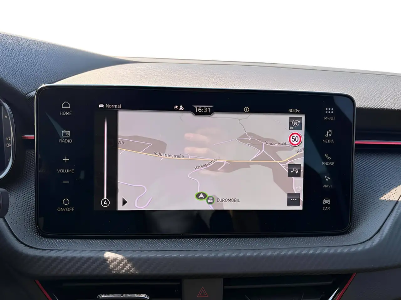Skoda Scala Monte Carlo 1.5TSI 150PS DSG Panoramaglass Sitzheizung 17"Alufelgen NAVI Kamera Matrix LED Parklenkassist. Virtual Pedall — Galerie du véhicule 11