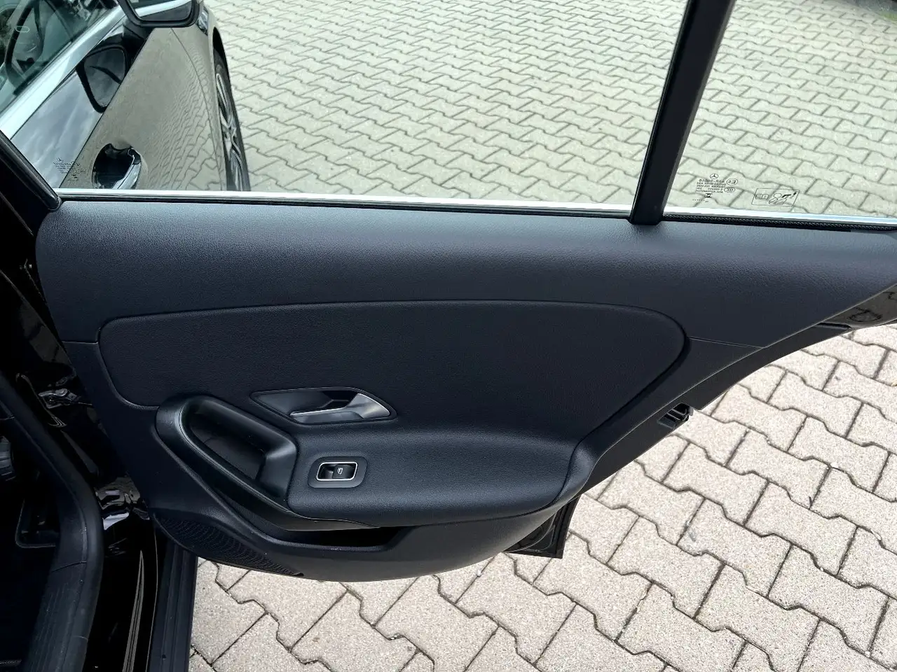 Mercedes-Benz A 180 DCT *LED Navi Leder Rückfahrkamera DAB* — Vehicle gallery 14