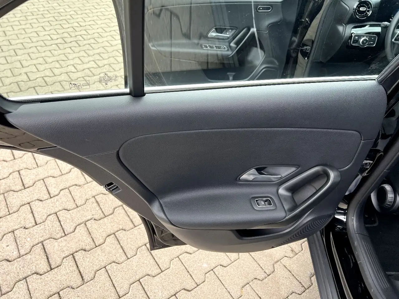 Mercedes-Benz A 180 DCT *LED Navi Leder Rückfahrkamera DAB* — Vehicle gallery 11