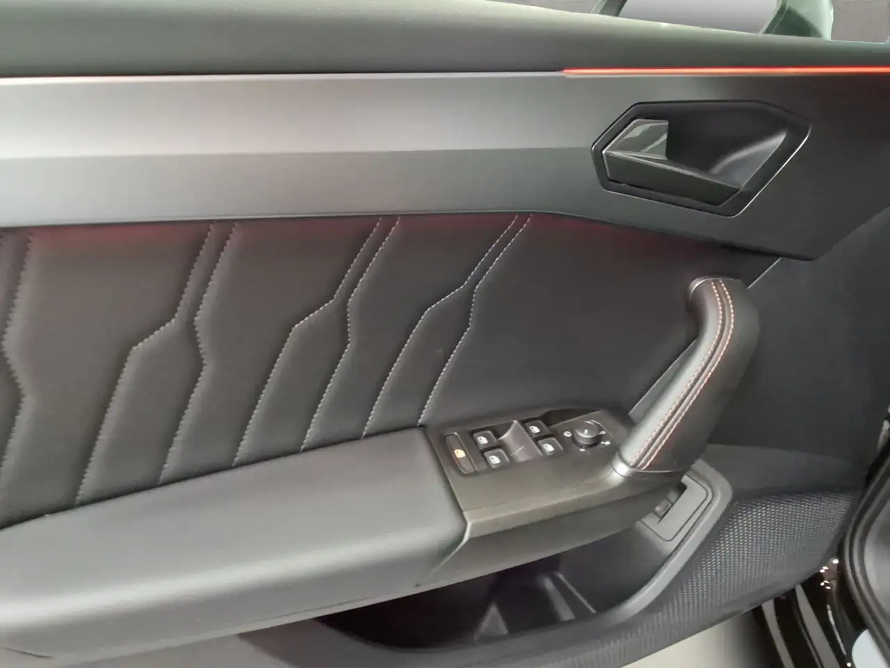 CUPRA Leon Sportstourer VZ 2.0 TSI elekt. Heckklappe E — معرض صور السيارة 12