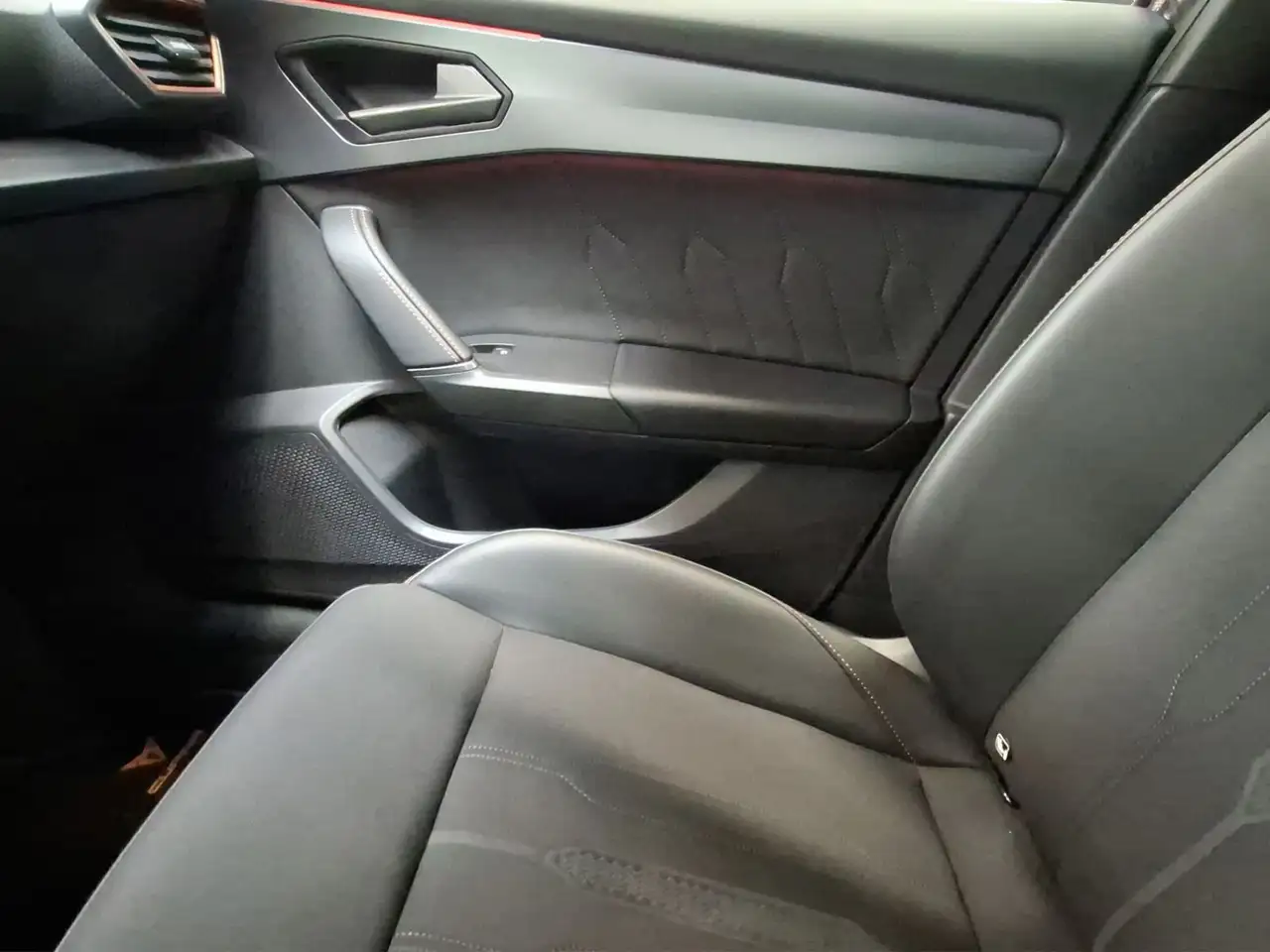 CUPRA Leon Sportstourer VZ 2.0 TSI elekt. Heckklappe E — معرض صور السيارة 16