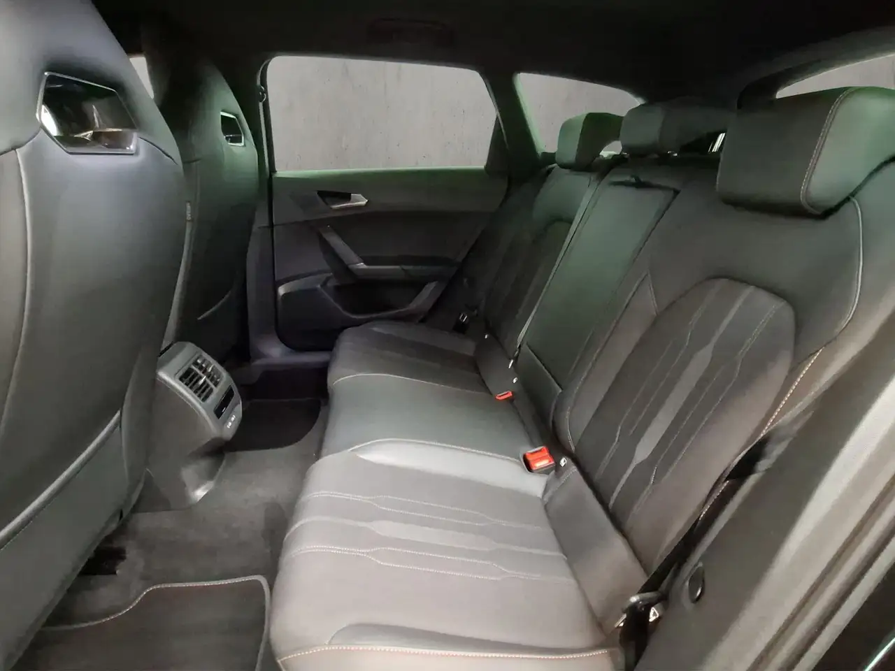 CUPRA Leon Sportstourer VZ 2.0 TSI elekt. Heckklappe E — معرض صور السيارة 13