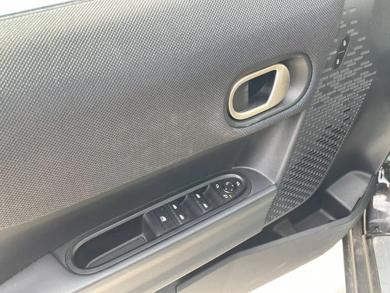 MINI Cooper 5 puertas C Essential Aut. — معرض صور السيارة 11