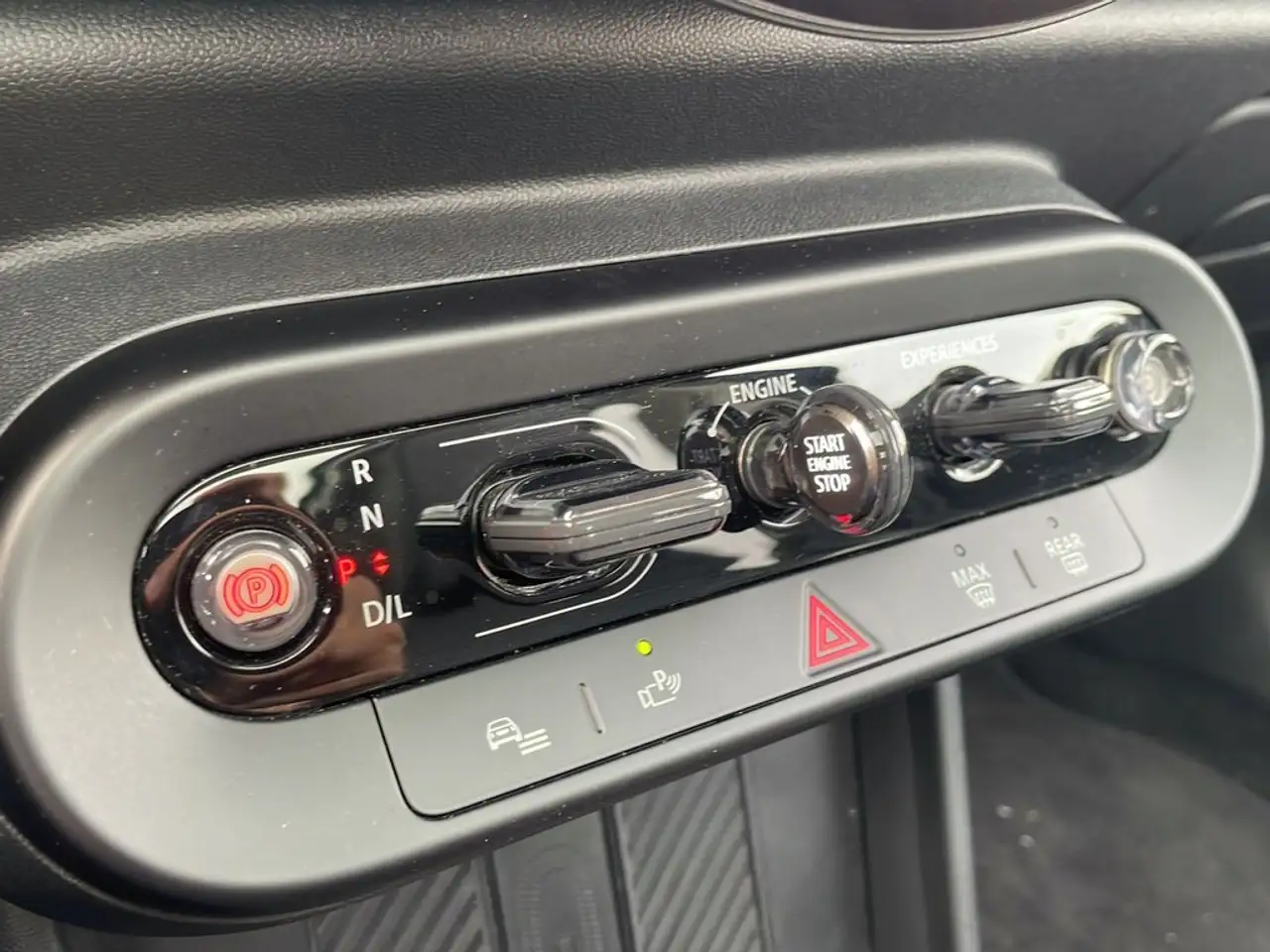 MINI Cooper 5 puertas C Essential Aut. — معرض صور السيارة 17