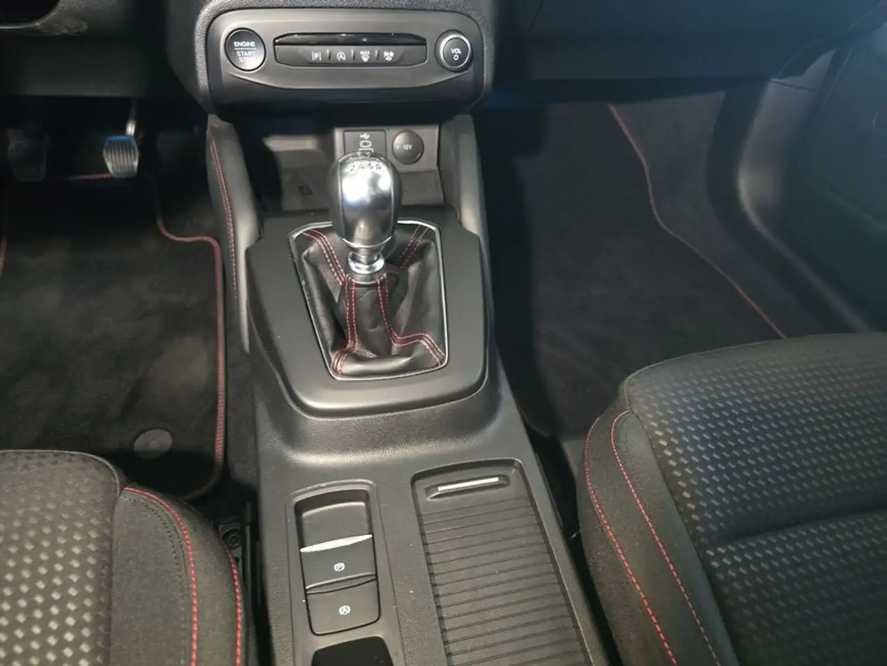 Ford Focus Turnier 1.0 EcoBoost Hybrid ST-LINE X — Vehicle gallery 22