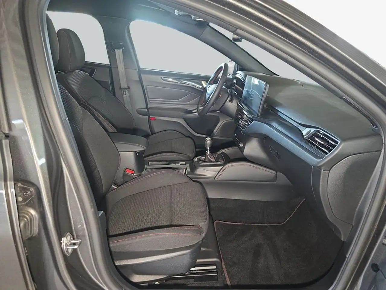 Ford Focus Turnier 1.0 EcoBoost Hybrid ST-LINE X — Vehicle gallery 12