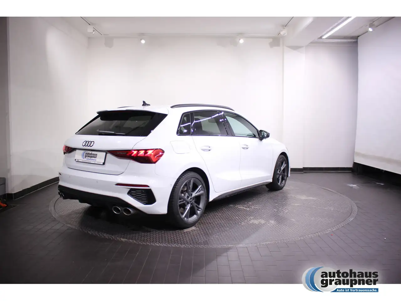 Audi S3 Sportback 2.0 TFSI quattro SHZ MATRIX-LED — Vehicle gallery 4
