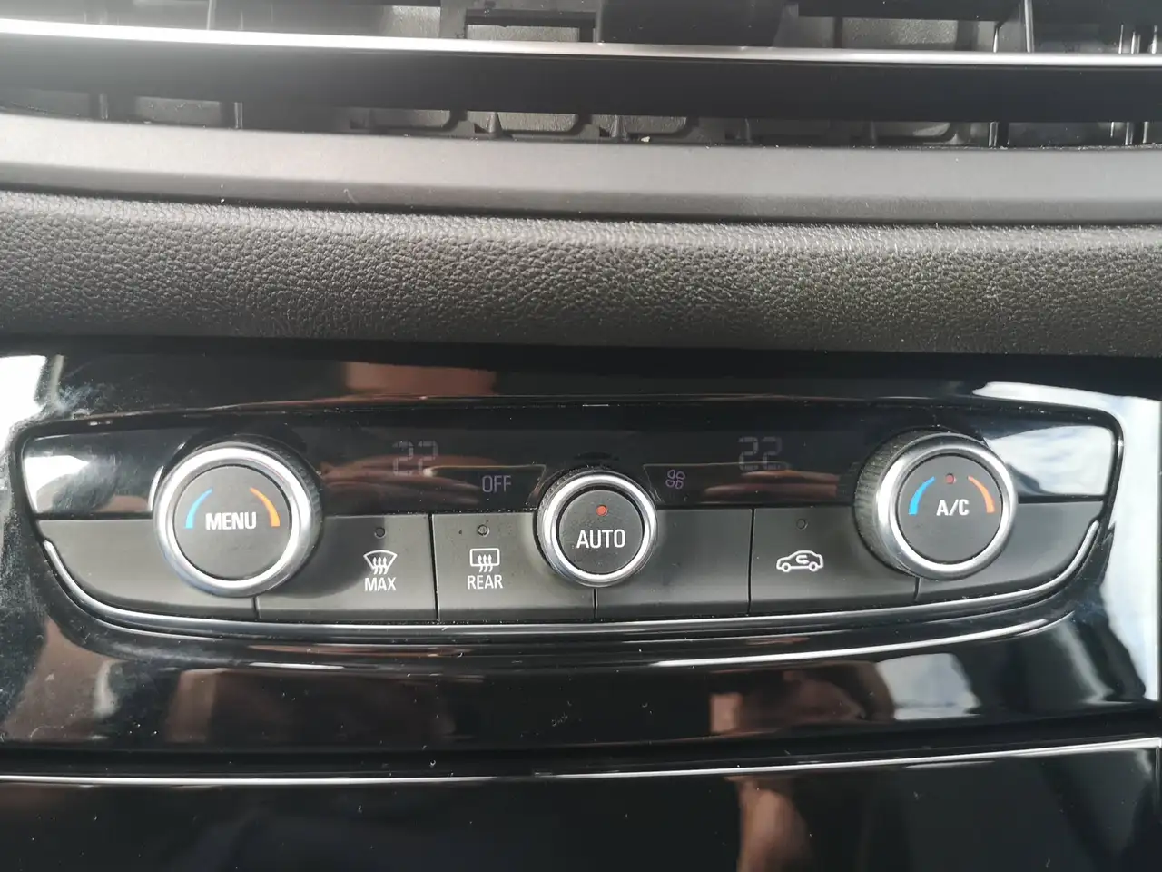 Opel Grandland GS 1.2 Turbo 130PS MT6 / Navi, IntelliLux, PDC — Vehicle gallery 23