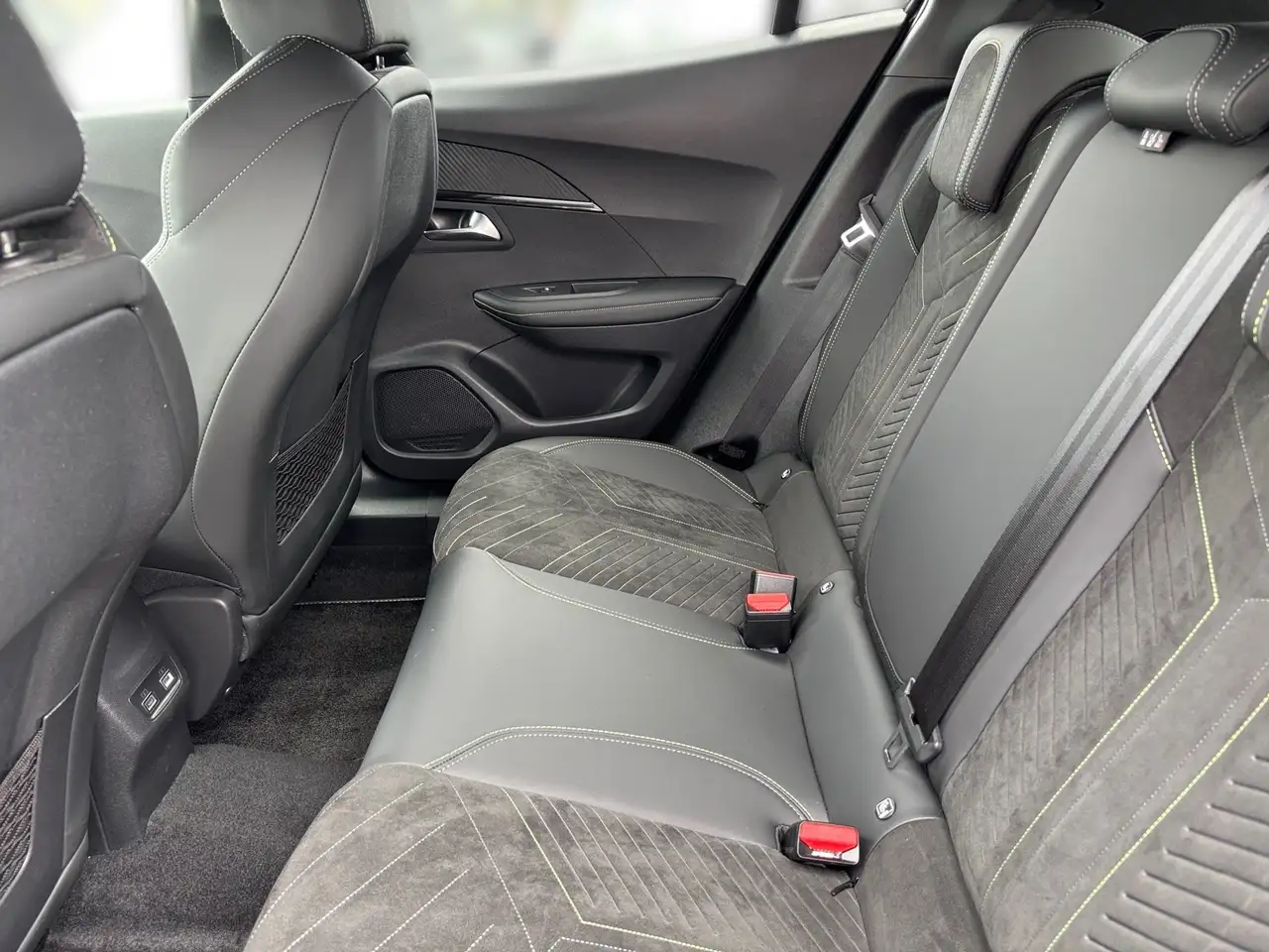 Peugeot 2008 1.2 PureTech 130 GT KeyLess LED Navi PDC — Galería del vehículo 8