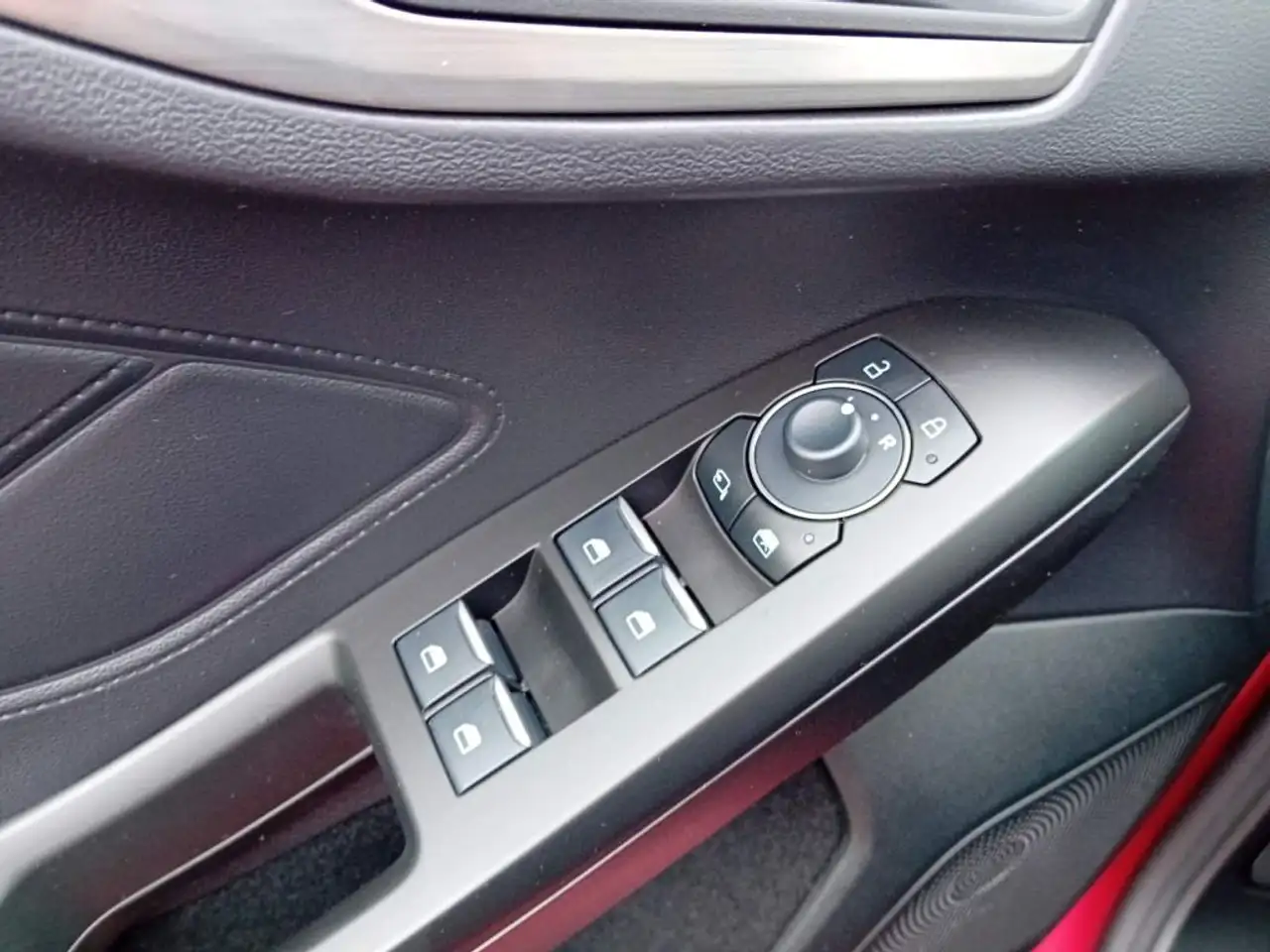 Ford Focus Turnier 1.0 EcoBoost Hybrid TITANIUM X *PanoDach* — معرض صور السيارة 18