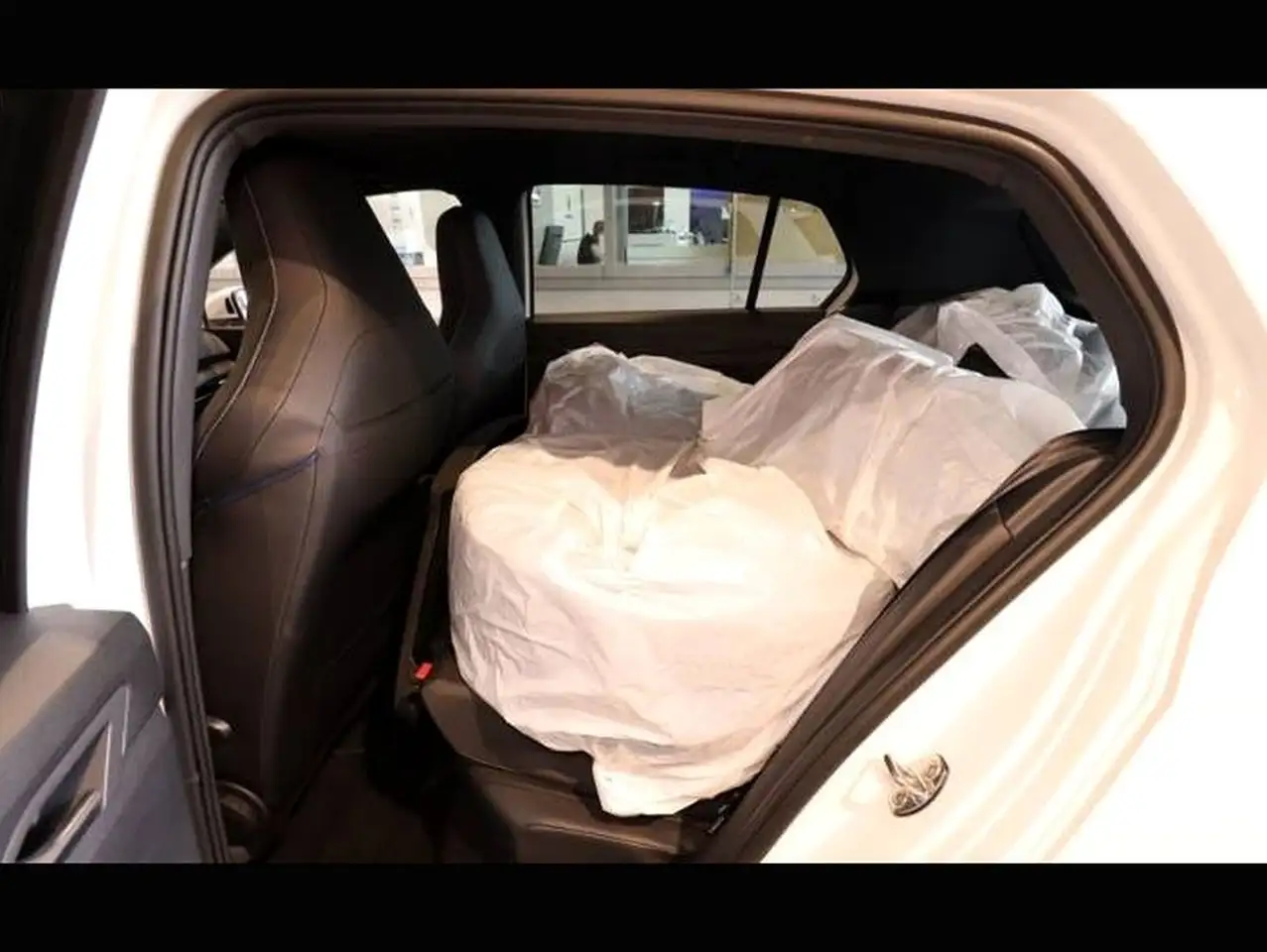 Volkswagen Golf VIII 1.5 eTSI DSG R-Line Navi+Keyless+HeadU — معرض صور السيارة 14