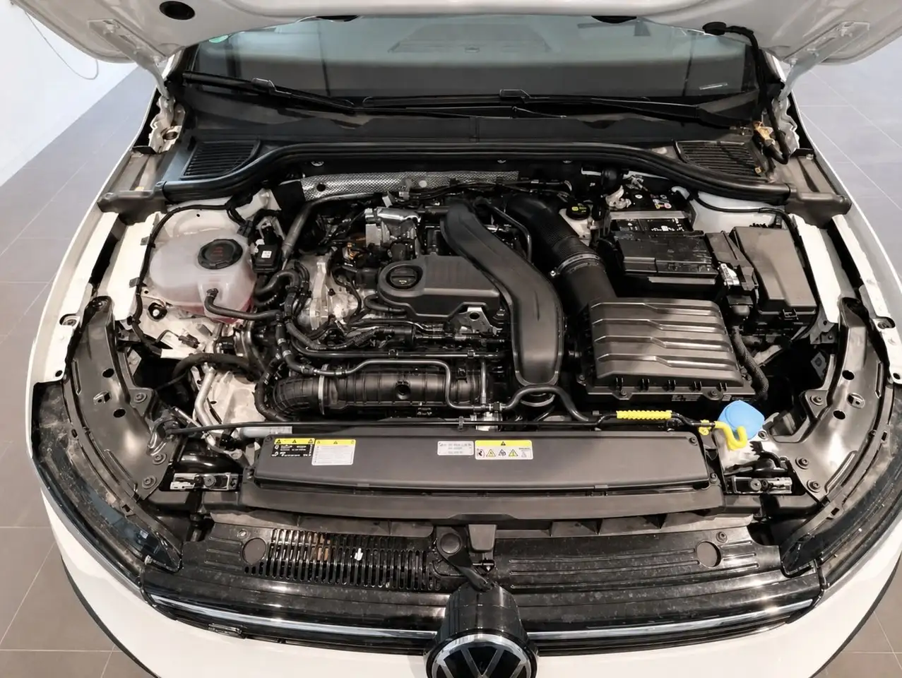 Volkswagen Golf VIII 1.5 eTSI DSG R-Line Navi+Keyless+HeadU — معرض صور السيارة 10