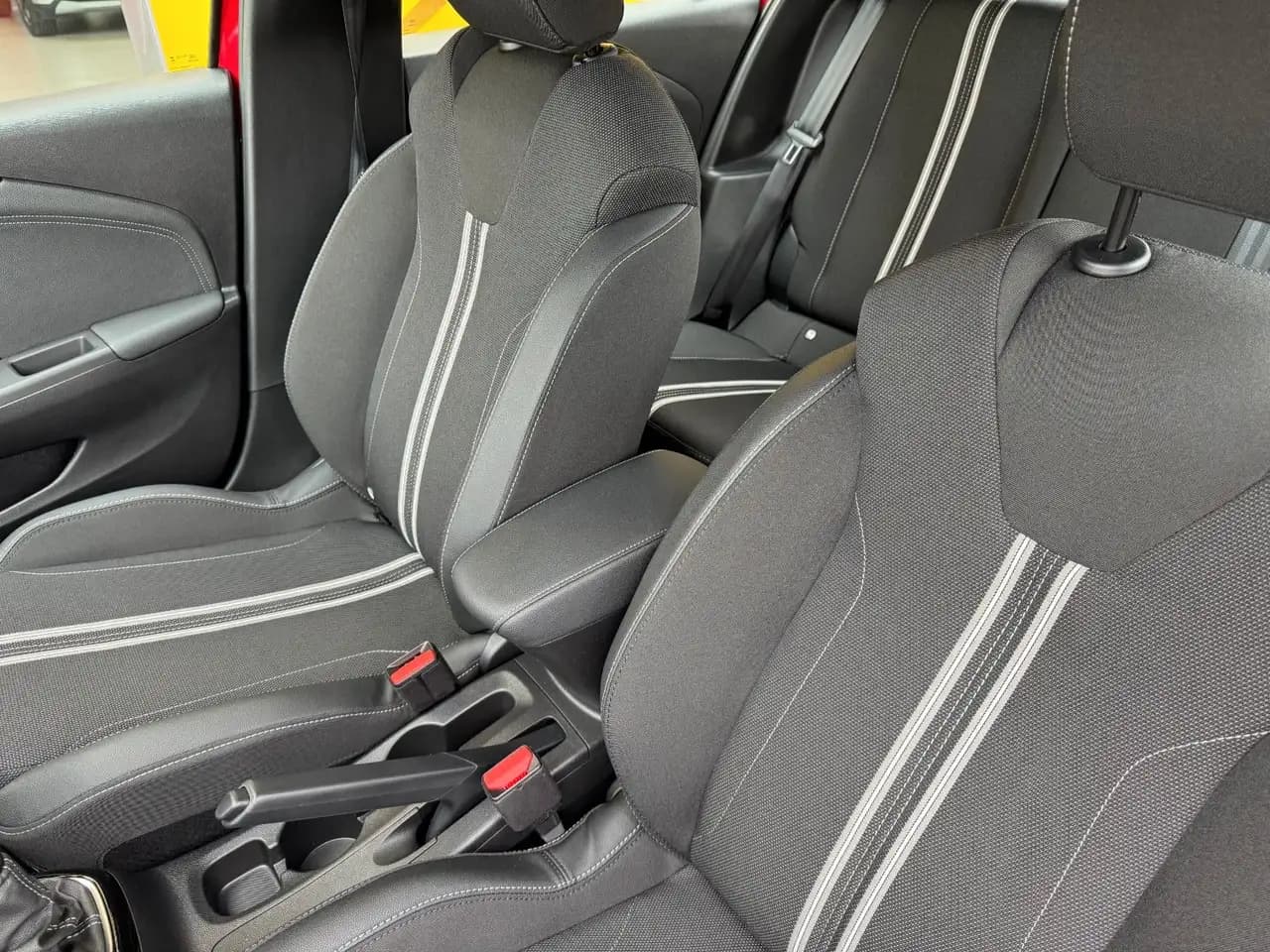 Opel Corsa GS Line 1.2 Turbo 100 LED, Sitzheizung — Galería del vehículo 6